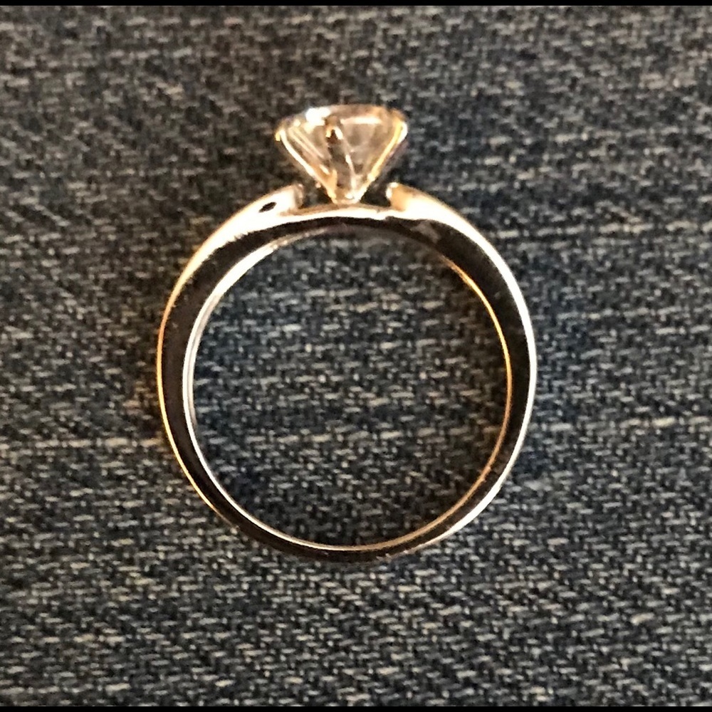 đť…şCubic Zirconia Silver Ring, size 6 - Picture 2 of 3